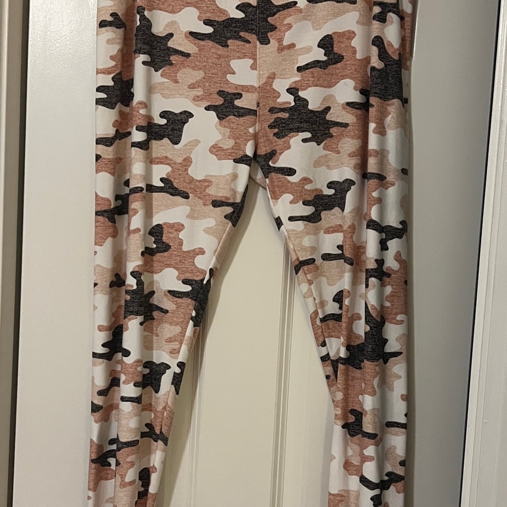 LuLaRoe Camo Leggings - Pink and Black TC2